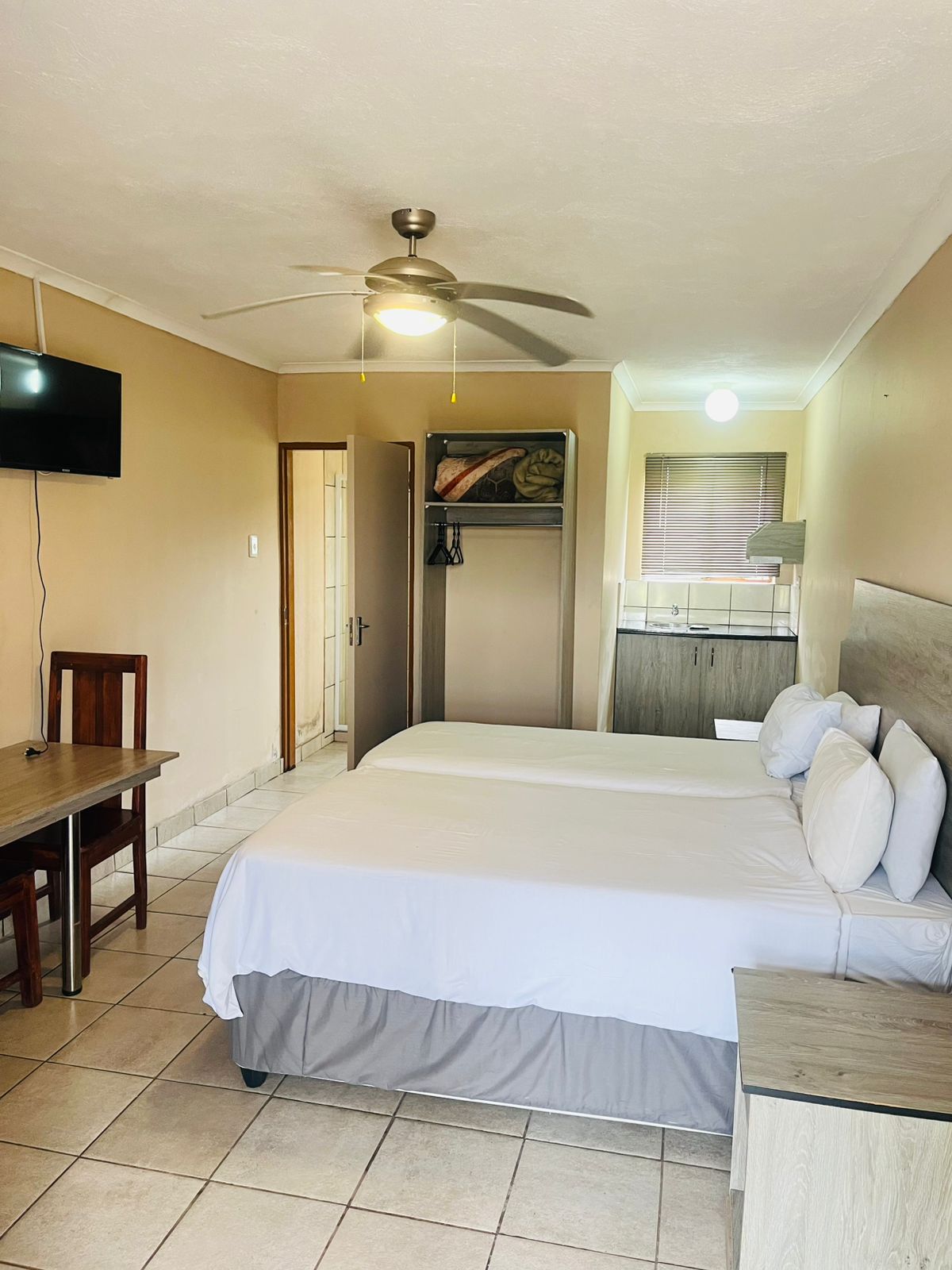Deluxe room with two single beds